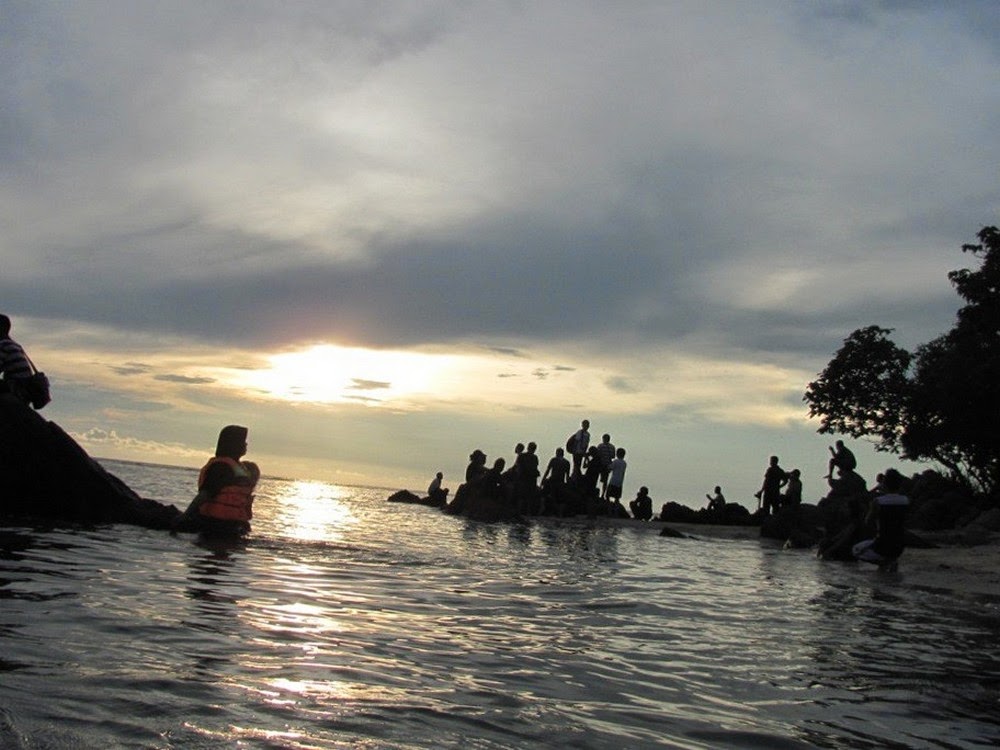 hiu, pulau nanhijau yang begitu kontras dengan putihnya pantai dan 