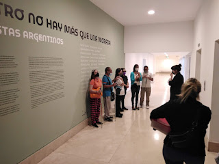 se muestra imagen de los alumnos escuchando atentamente a la guía del Museo donde nos ahce una introducción de las obras que vamos a ver