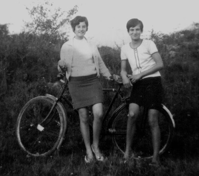 Földesi Kati és Rendes Gabi biciklivel