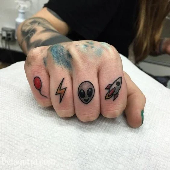 un tatuaje sencillo en la mano