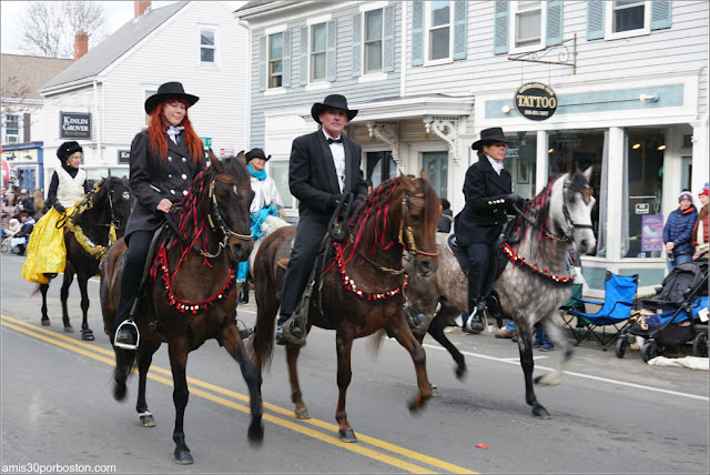 Caballos en el Desfile de Acción de Gracias de Plymouth