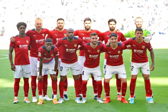 VALENCIA C. F. Temporada 2021-22. Thierry Correia, Racic, Maxi Gómez, Alderete, Comert, Cillessen. Ilaix Moriba, Foulquier, Gayá, Carlos Soler, Marcos André. R. C. D. ESPANYOL DE BARCELONA 1 VALENCIA C. F 1 Sábado 14/05/2022, 18:30 horas. Campeonato de Liga de 1ª División, jornada 37. Cornellá de Llobregat, Barcelona, RCDE Stadium: 14.900 espectadores. GOLES: 0-1: 37’, Maxi Gómez. 1-1: 45+2’, Raúl De Tomás.