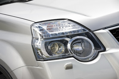 2011 Nissan X-Trail SUV Headlights