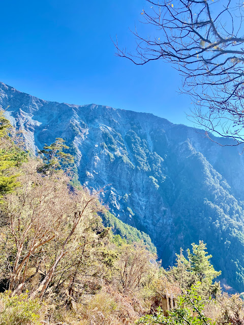 往溪頭山--向陽大崩壁