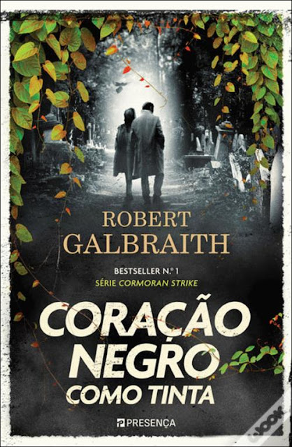 Na foto, a capa do livro "Coração Negro como Tinta" de Robert Galbraith é exibida, revelando uma ilustração intrigante e misteriosa. Sobre um fundo sombrio, uma imagem em tons de cinzento mostra um vislumbre de um cemitério com lápides góticas. No centro, podemos ver os dois detectives protagonistas, cujas silhuetas se destacam contra o cenário macabro. A atmosfera desolada e enigmática capturada pela capa do livro promete levar os leitores a uma viagem emocionante e cheia de suspense.