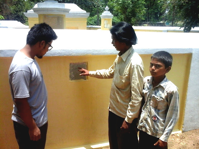 Pascal shows to my son Prantik the zero point of Hazaribagh on the wall of the Christian Cemetery in front of the Transfiguration Church in Julu Park. Pascal is the caretaker of the cemetery.