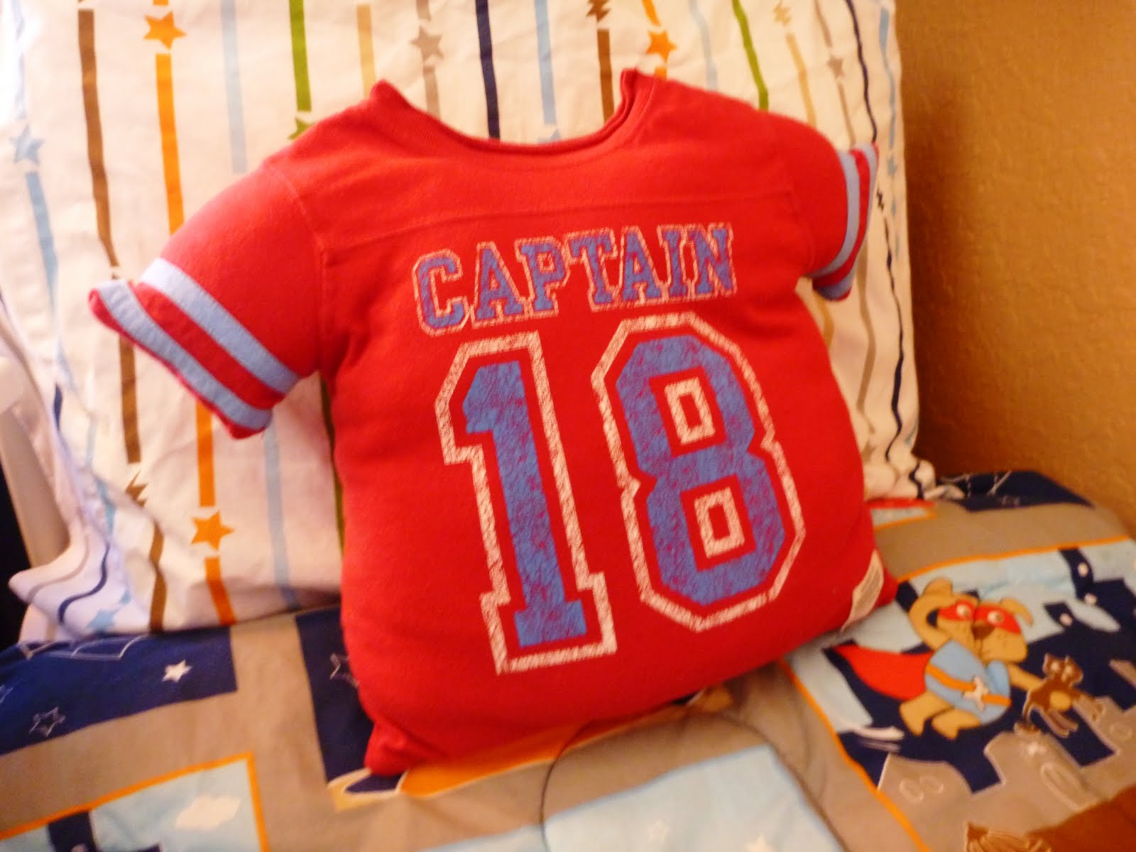 Download Lisa Bonita: "Captain" T-Shirt Pillow