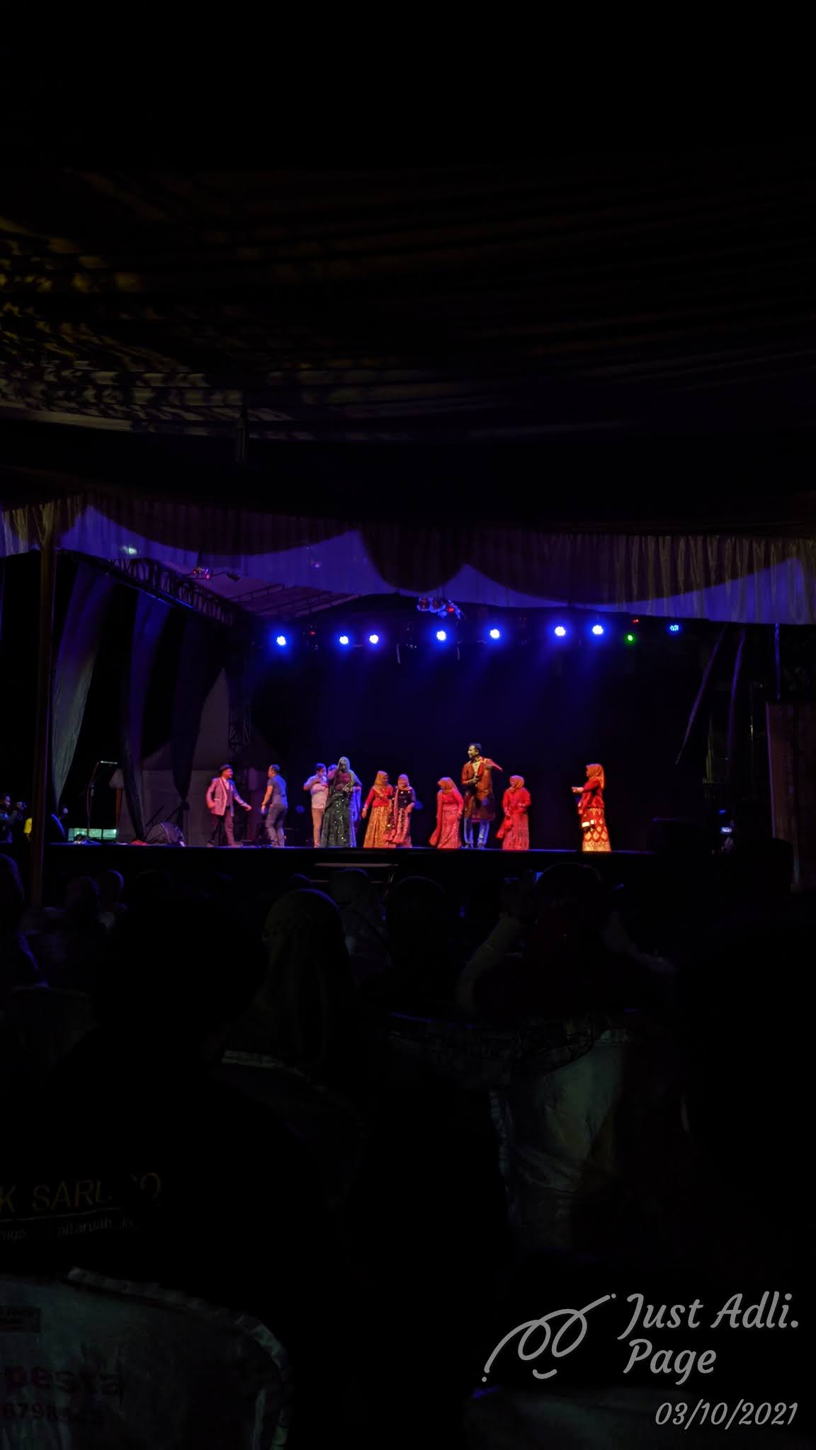 Seluruh penyanyi dan penari, beserta MC dan beberapa orang lainnya, pada penutupan sesi etnis India_02.