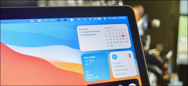 مستخدم Mac يستخدم Widgets في macOS Big Sur