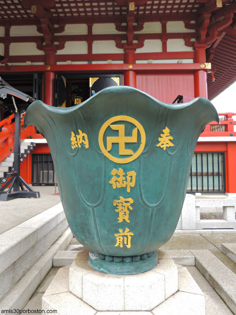 Manji Dorada en una Gran Vasija Verde frente al Salón Principal del Templo Sensoji