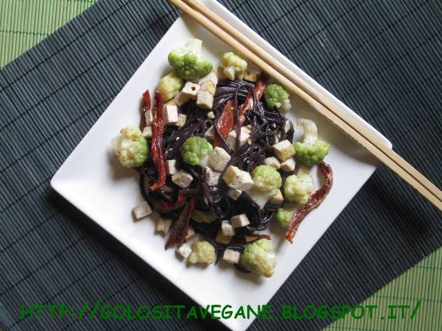 Noodles di riso nero piccanti con tofu, cavolfiore verde e pomodori secchi