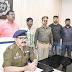 गाजीपुर पुलिस ने लाखों की अवैध शराब पकड़ी, तस्कर गिरफ्तार, टमाटर के बीच छिपाई थी शराब