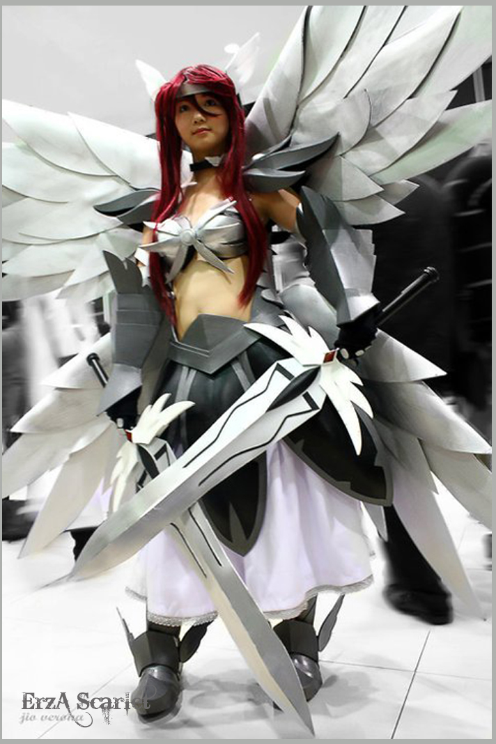 I find this stunning Erza Scarlet cosplay in MMOSITE the cosplayer is a