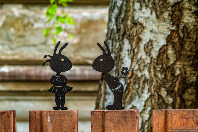 Две фигурки влюбленных муравьев