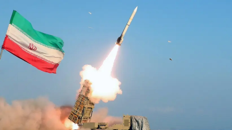Um míssil é lançado durante um exercício anual na área costeira do Golfo de Omã e perto do Estreito de Ormuz, no Irã | Crédito da foto: Reuters