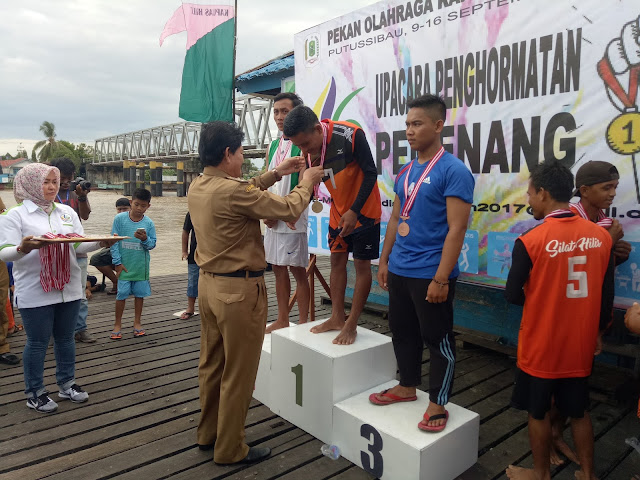 Wabup Kapuas Hulu Serahkan Medali Cabor Dayung