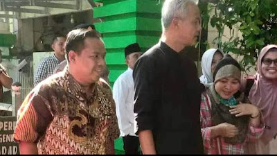 Gubernur Ganjar Pranowo Melakukan Sholat di Masjid Sunan Bungkul