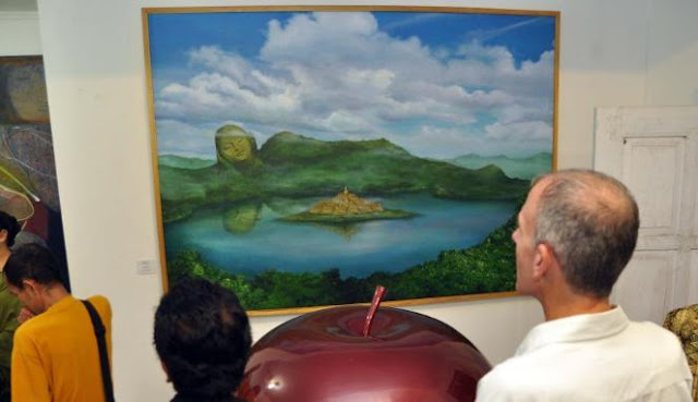 Lukisan ilustrasi yang menggambarkan borobudur berada di tengah danau