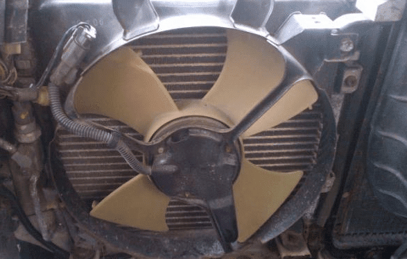 Fungsi penting dari kipas radiator mobil adalah untuk mendinginkan suhu air pendingin di d Penyebab kipas radiator mobil nyala terus