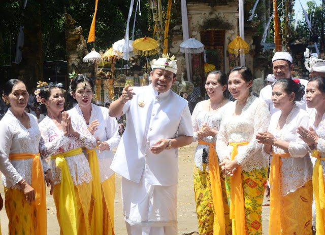  Pj Gubernur Mahendra Jaya Hadiri Pujawali di Pura Luhur Pesimpangan Pucak Kedaton