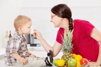 Memberi Makan Anak