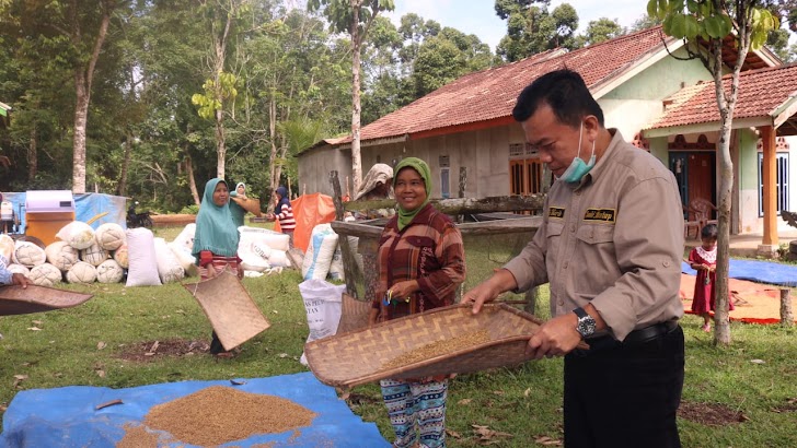 Singgah Nampi Beras di Betung Bedarah, Emak-emak: Bapak Ini Orang Dusun Jugo