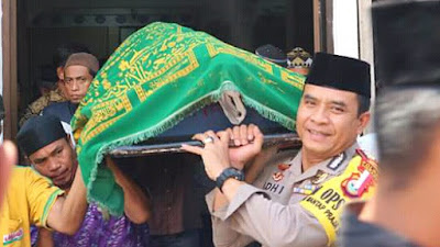 Kapolres Pinrang Ikut Mengusung Dan Sholat Jenazah 