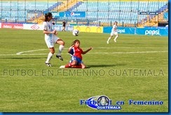 Diana Barrera se come un gol hecho por no dar el balon al cierre de una campañera guate (1)