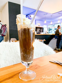Eiskaffee im Café Emil und Lieschen im Freilichtmuseum Molfsee (Ostsee)