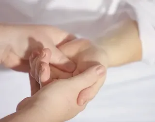 가장 빠르게 감정에 반응하는 감각 중 하나 손마사지