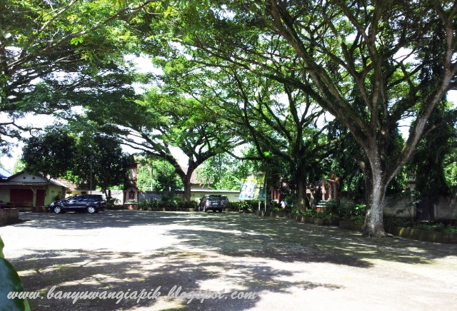 Tempat parkir /halaman depan Gua Maria Jatiningrum, Banyuwangi