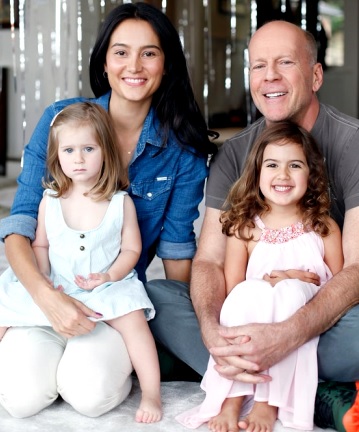 Foto de Bruce Willis con su esposa e hijas