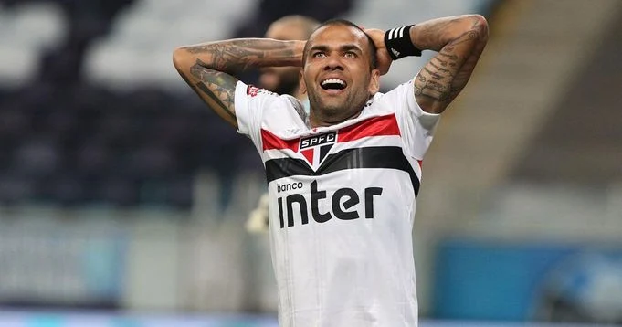 Dani Alves confirms he'll remain free agent until end of 2021