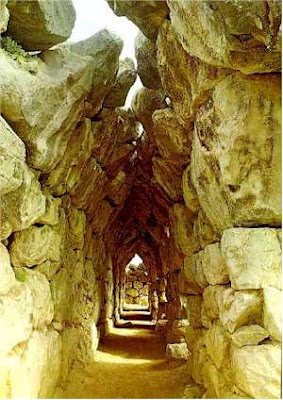 Una de las galerías adosadas a la muralla de Tirinto