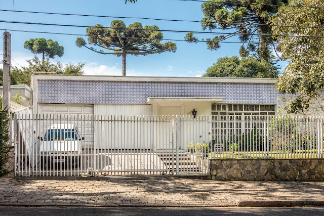 Mais uma casa com azulejos na fachada 