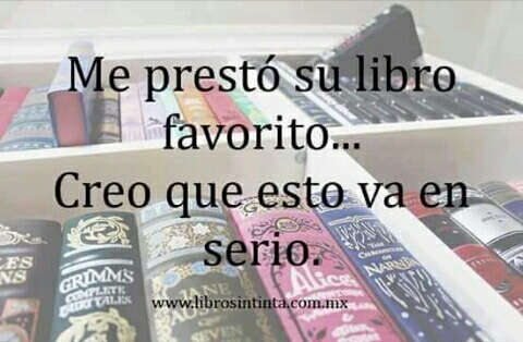 Fondo de libros con el texto superpuesto: "Me prestó su libro favorito... Creo que esto va en serio".