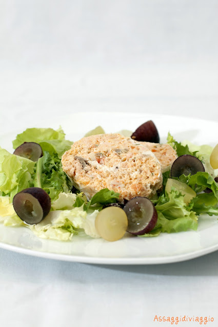 Terrina di Salmone e gamberi su misticanza e uva