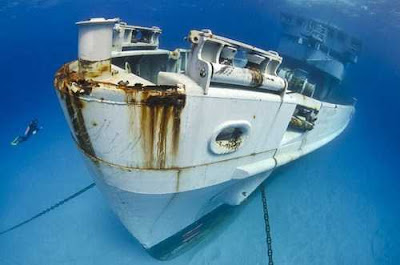 foto bawah laut kapal karam