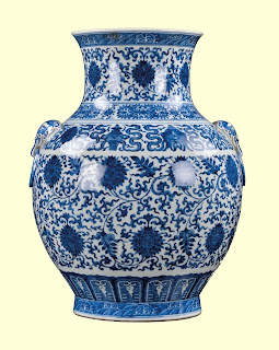 Porcellana è un tipo di ceramica molto pregiata con cui si costruiscono vasi,vassoi, piatti, statue, mobili vari ecc.