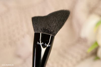 Highlighting and Contouring Brush // 01 contouring carla