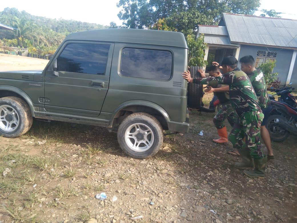 Semangat Dan Jiwa Korsa Satgas TMMD Ke-111 Kodim 1202/Skw Dorong Mobil Pasi Ter Yang Mogok