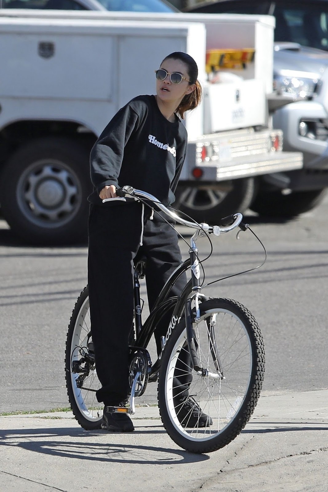 Selena Gomez – female celebrity street fashion style latest photo