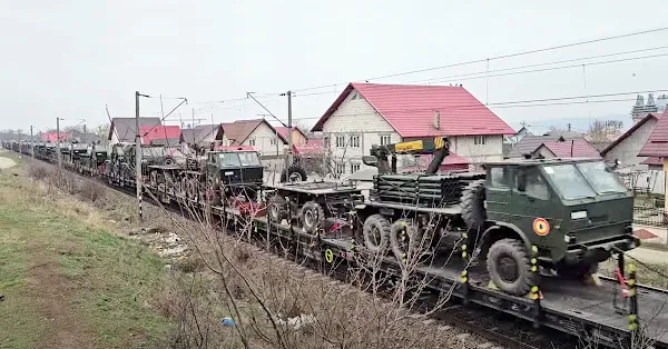 Tren cu 32 de lansatoare de rachete românești MLRS APR-40, filmat în județul Suceava