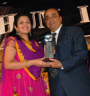 Mohan Mirchandani Awarding Kavita Paudwal