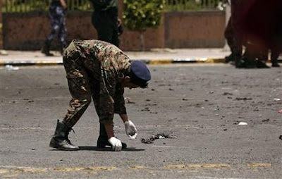 Un atacante suicida detonó sus explosivos en un ensayo de un desfile militar matando a 96 soldados y  200 heridos