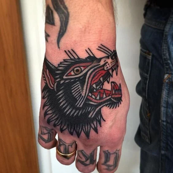 tatuagem masculina na mão fechada masculino desenho lobo