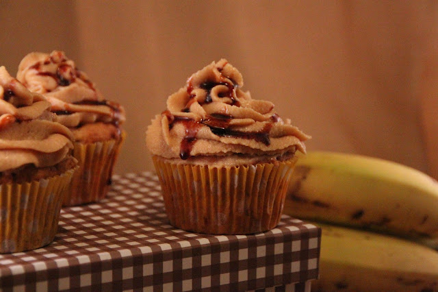 cupcakes-de-platano-con-almendras, banana-cupcakes, buttercream-de-leche-condensada