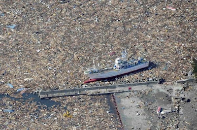 Barco varado por culpa de la potencia del tsunami de Japón. La naturaleza en estado puro.