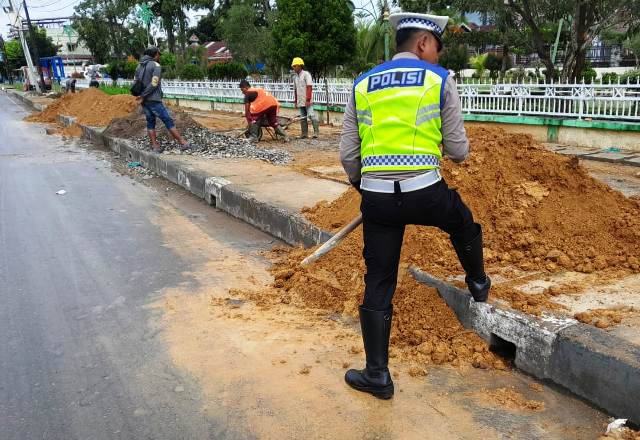 Bahayakan Pengendara, Ini Yang Dilakukan Anggota Satlantas Polres Aceh Timur