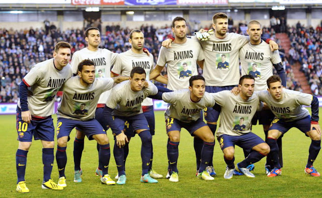 F. C. BARCELONA. Temporada 2012-13. Pedro, Mascherano, Busquets, Piqué y Víctor Valdés. Messi, Alves, Alexis, Thiago Alcántara, Xavi y Jordi Alba. Los jugadores llevan una camiseta de ápoyo a su entrenador Tito Vilanova, operado de un cáncer. REAL VALLADOLID C. F. 1 F. C. BARCELONA 3 Sábado 22/12/2012, 18:00 horas. Campeonato de Liga de 1ª División, jornada 17. Valladolid, Estadio José Zorrilla: 24.893 espectadores. GOLES: 0-1: 42’, Xavi. 0-2: 59’, Leo Messi. 1-2: 88’, Javi Guerra. 1-3: 89’, Cristian Tello.